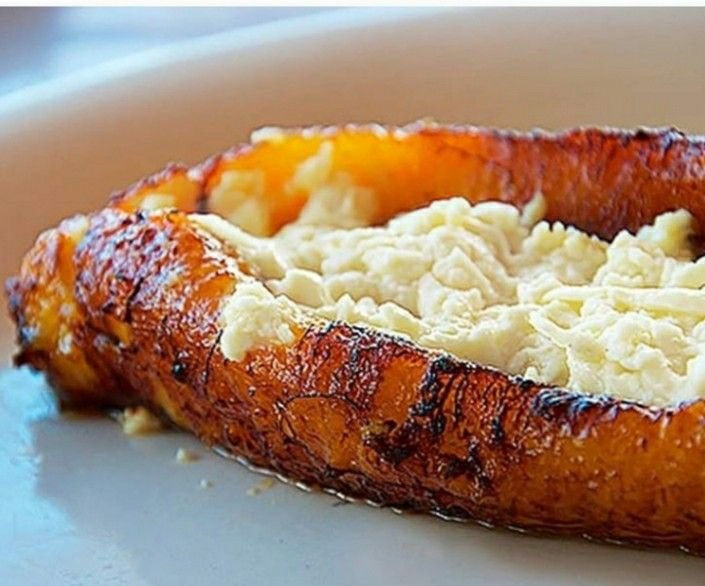 Disfruto del buen sabor del maduro con cuajada